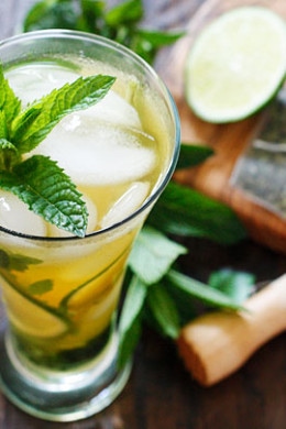 The perfect summer cocktail, a cross between a tall glass of fresh brewed iced green tea and a mojito! I think this is going to be my signature drink all summer, it's icy cool, and has the added bonus of antioxidant rich green tea.